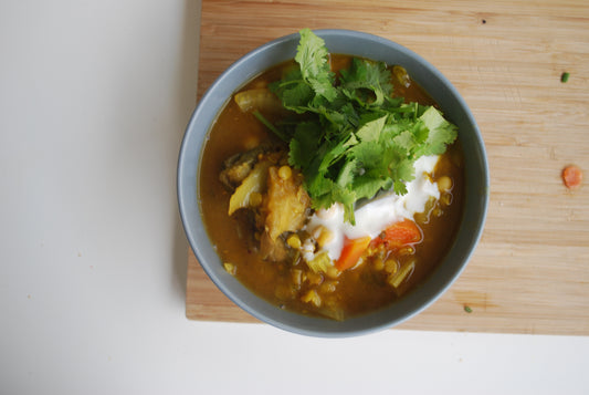 Indische rode linzencurry met kikkererwten, hummus, yoghurt & pinda