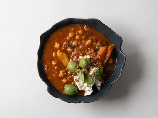 Marokkaanse tajine met rode linzen, kikkererwten, yoghurt, hummus en olijven